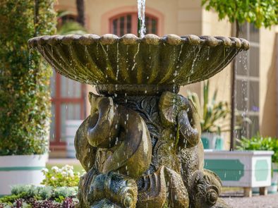 Der Delphinbrunnen im Orangeriehof