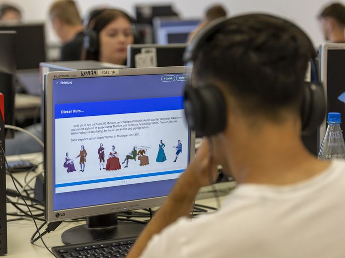 Schüler sitzt vor dem PC und führt den Onlinekurs durch 