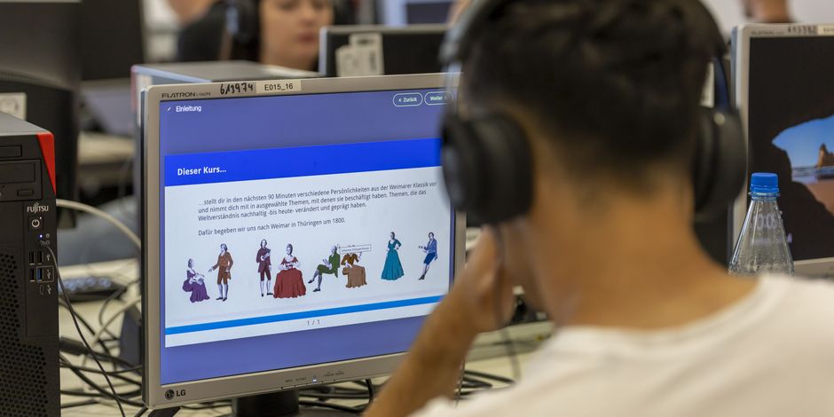 Schüler sitzt vor dem PC und führt den Onlinekurs durch 