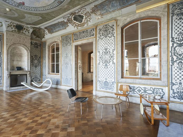 Modernes Möbelstück im barocken Schlosssalon