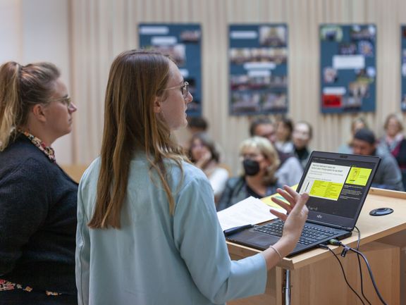 Zwei Vortragende bei ihrer Präsentation