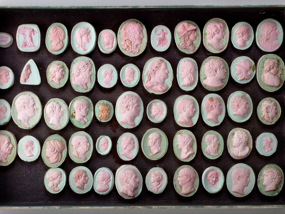 Casts of Hackert’s Dactyliothek, 1810/1811, wood pulp board, marbled paper, handmade paper, pasted gypsum