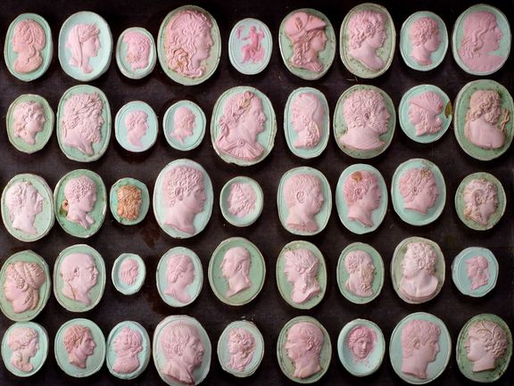 Abgüsse der Hackert‘schen Daktyliothek, 1810/1811, Holzpappe, Marmorpapier, Büttenpapier, Gipsmasse geleimt