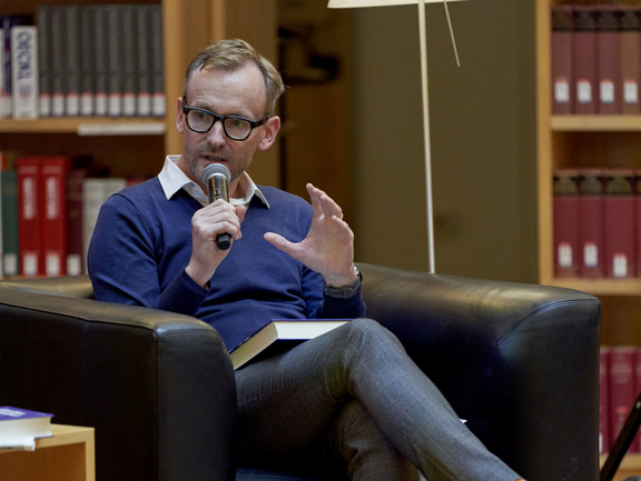 Barry Murnane im Bücherkubus der Herzogin Anna Amalia Bibliothek, 07.09.2022