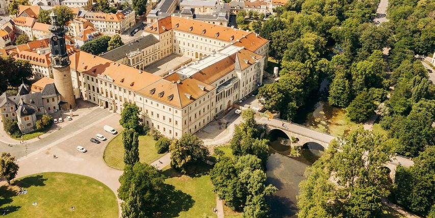 Schloss von schräg oben aus der Luft fotografiert