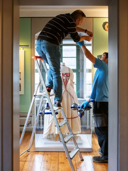 Eine Vitrine wird auf Schloss Kochberg aufgebaut.