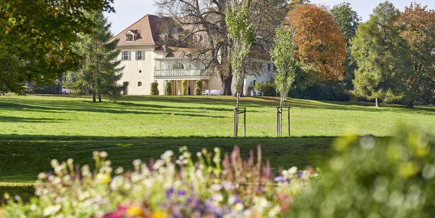 Ein Gebäude in einem Park