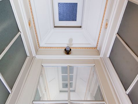 Blick nach oben zur Decke eines aus um 1900 stammender Fahrstuhl