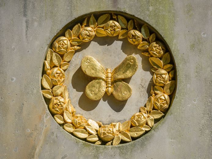 Detailaufnahme: Goldener Schmetterling auf dem Oßmannstedter Grabmal