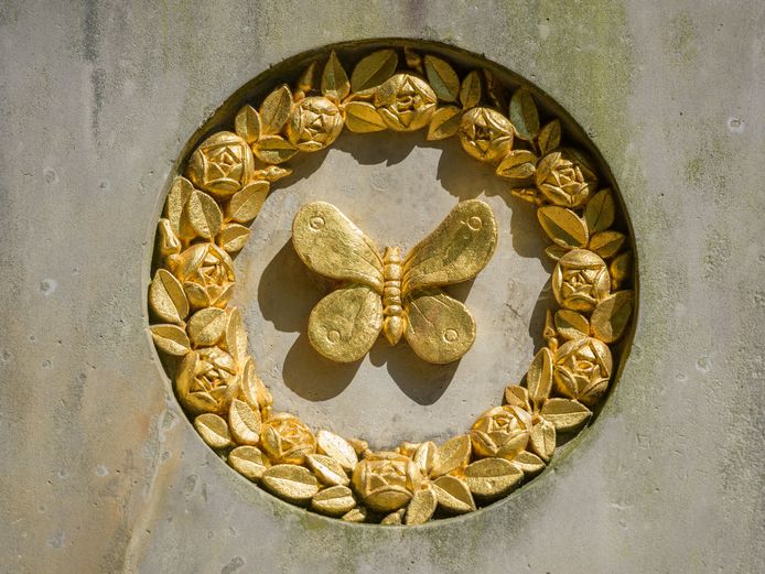 Détail : papillon doré sur le tombeau d'Oßmannstedt