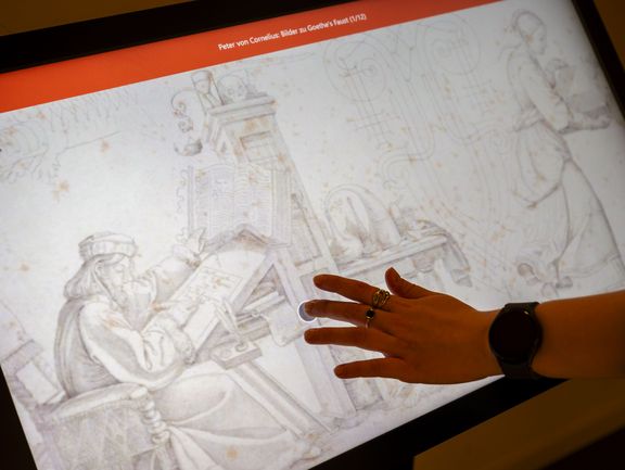  Eine Hand zeigt auf eine detaillierte, historische Illustration auf einem Bildschirm.