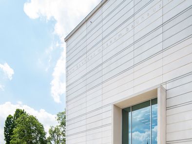 Außenansicht des Bauhaus-Museums Weimar mit dem Eingangsportal