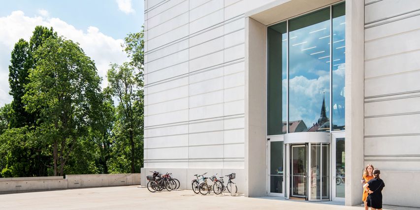 Außenansicht des Bauhaus-Museums Weimar mit dem Eingangsportal