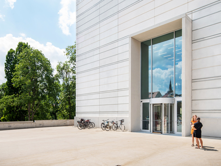 Außenansicht des Bauhaus-Museums Weimar mit dem Eingangsportal