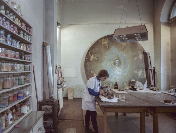 20.02.1967 Im Schlossmuseum von Weimar sind Restauratoren bei der Arbeit. Blick in die Restaurations-Werkstatt.