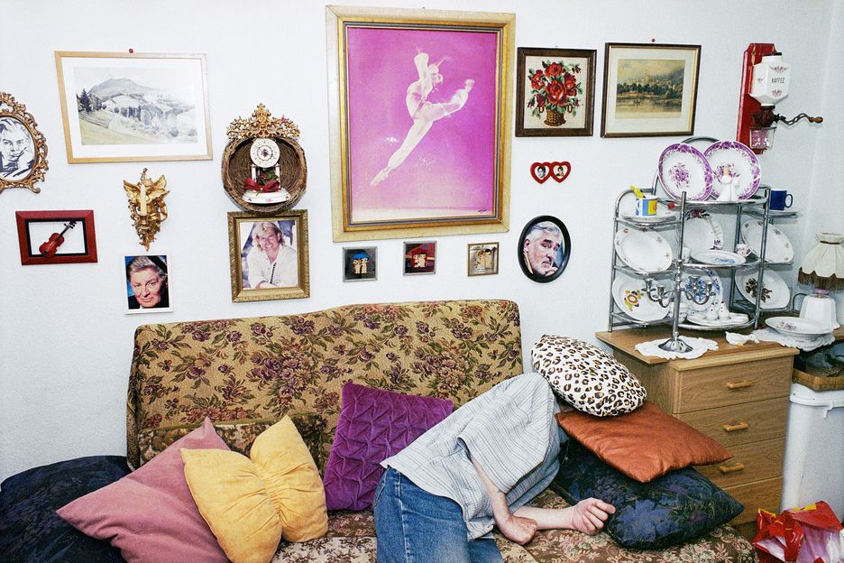 Bernd Schläft. Fotografie aus der Serie Zwei Bier für Haiti, Obdachlosenheim Weimar 2012 © Nathalie Mohadjer