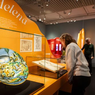 Menschen gucken sich in einer Ausstellung Objekte an