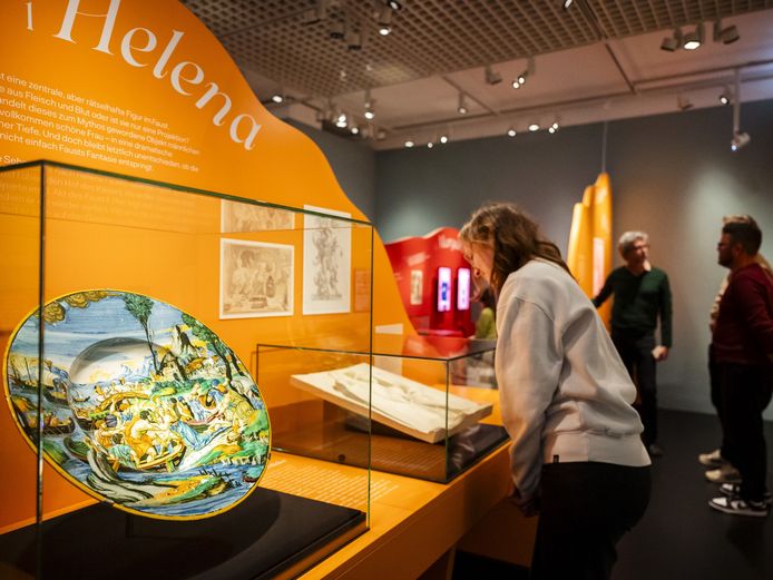 Menschen gucken sich in einer Ausstellung Objekte an