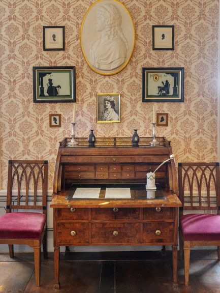 Roter Salon mit dem Damenschreibtisch von Charlotte von Stein
