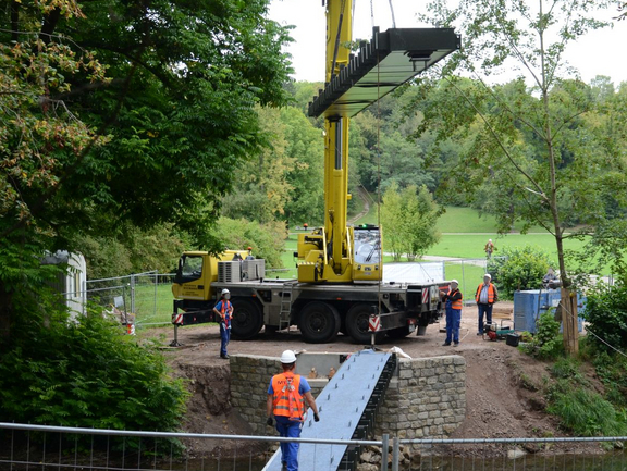Einheben der Brückenträger
