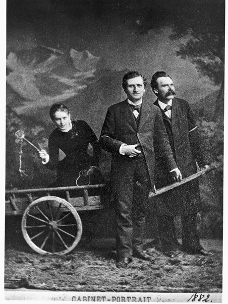 Lou Salome spannt Friedrich Nietzsche und Paul Ree vor den Karren und hält eine Peitsche