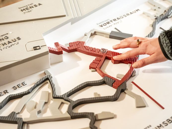 Die Parkhöhle bietet ein barrierefreies Modell, welches die Wege der Höhle mit der Hand spürbar erkunden lässt.