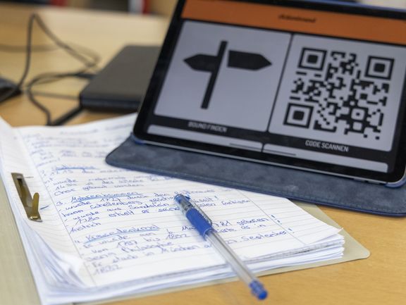 Mit dem Ipad und handschriftlichen Notizen wird eine Rallye entwickelt.