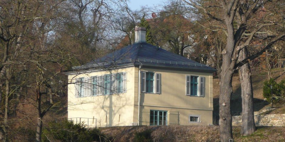 Außenansicht des Pogwischhauses, das am Rande des Parks an der Ilm gelegen ist.