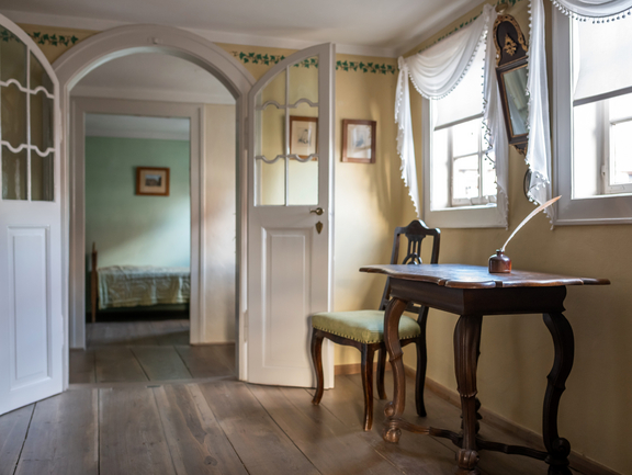 Schillers Wohn- und Arbeitszimmer mit Blick in die Schlafkammer