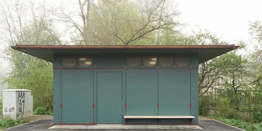 Zu sehen ist eine bemerkenswert schöne Parkoilette aus Holz im Park an der Ilm in Weimar. Bauherrin war die Klassik Stiftung Weimar. 