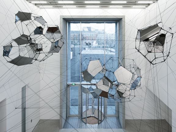 Tomás Saracenos Kunstwerk „Sundial for Spatial Echoes“ im Foyer des Bauhaus-Museums Weimar