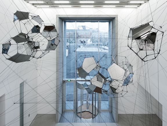 Tomás Saracenos Kunstwerk „Sundial for Spatial Echoes“ im Foyer des Bauhaus-Museums Weimar