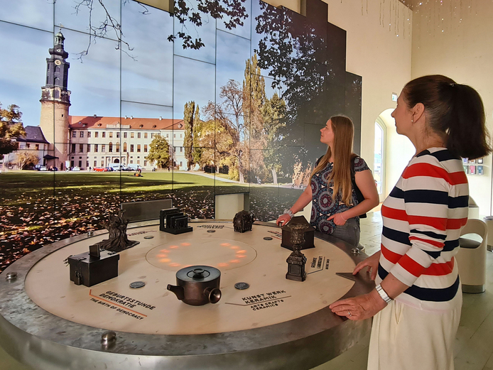 Innenraum des Erlebnisportals Weimar mit interaktiver Station