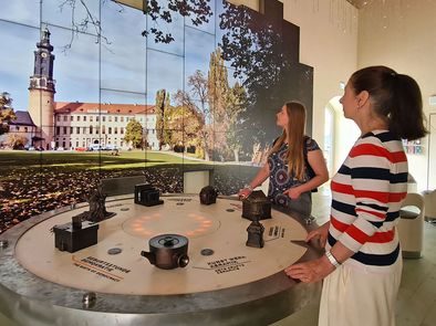 Innenraum des Erlebnisportals Weimar mit interaktiver Station