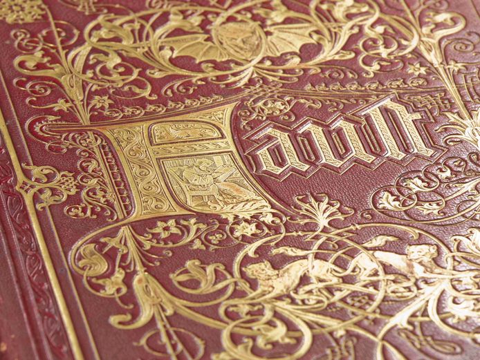 Rotes Buchcover mit goldener Schrift und Ornamenten