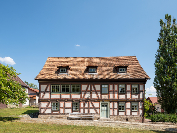 Blick auf das sonnenbeschienene Schiller-Museum