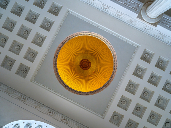 Room ceiling with round gold decoration and ornaments