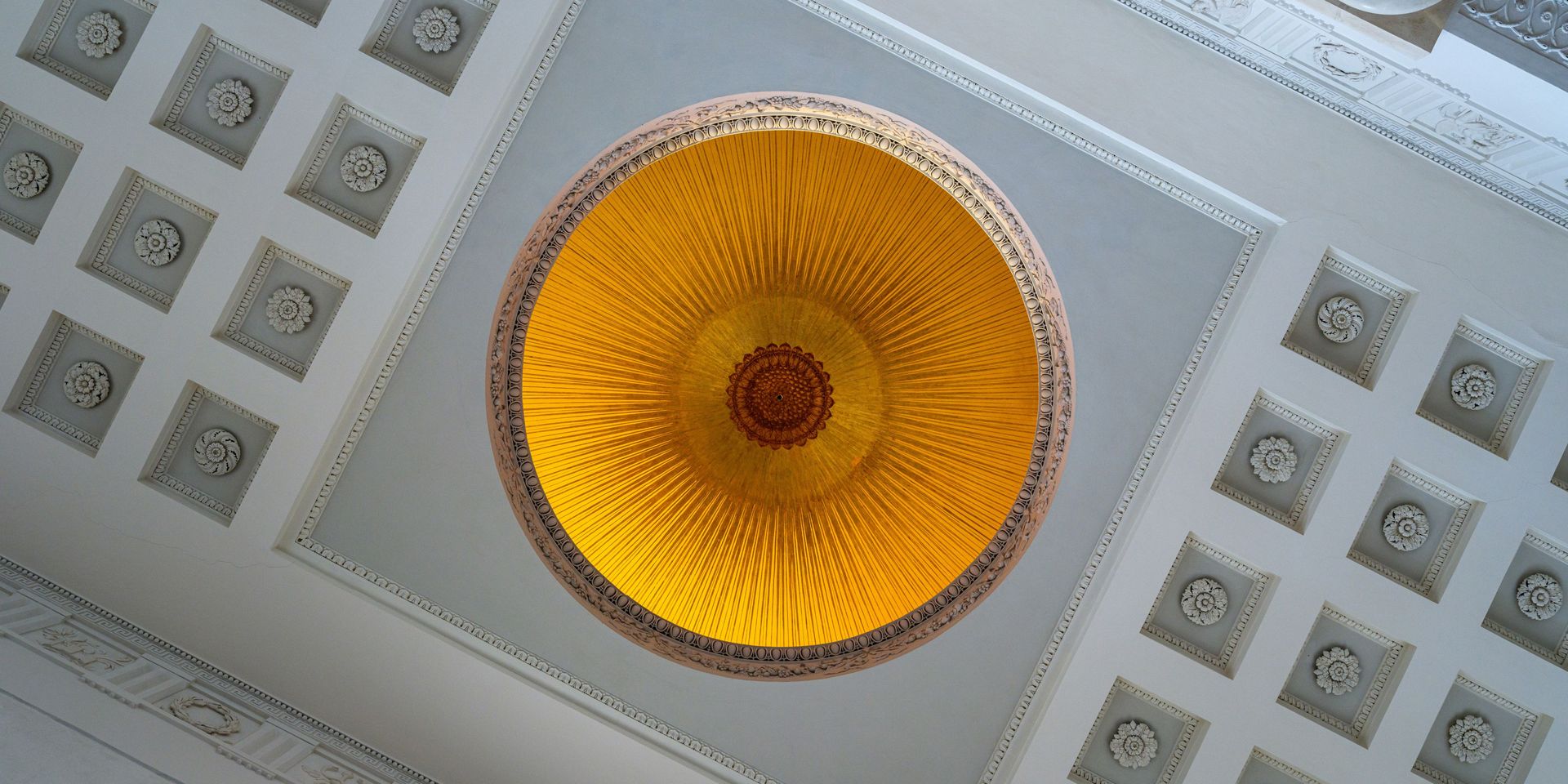 Schloss erzählen Raumdecke mit rundem Goldschmuck und Ornamenten