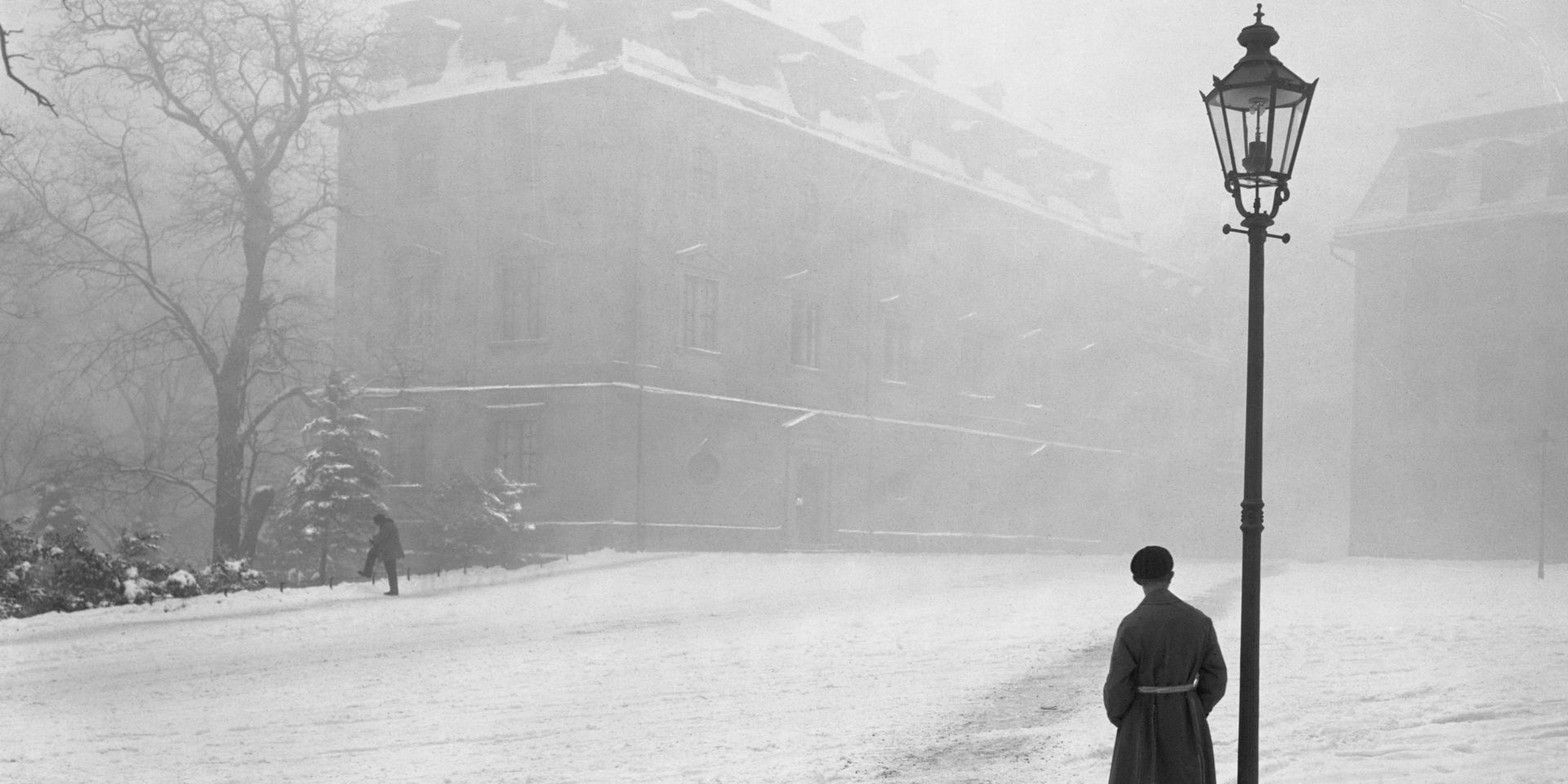 Die Bibliothek im Nebel der Zeit, um 1928