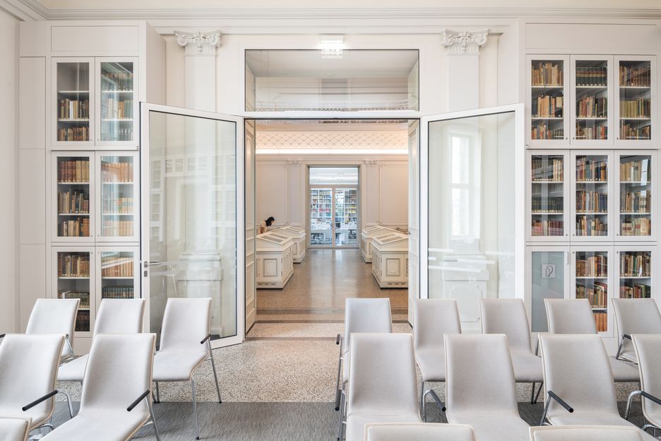 Blick von der Petersen-Bibliothek in den Mittelsaal