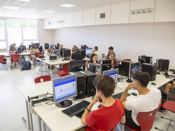 Schüler*innen sitzen im Computerraum. 