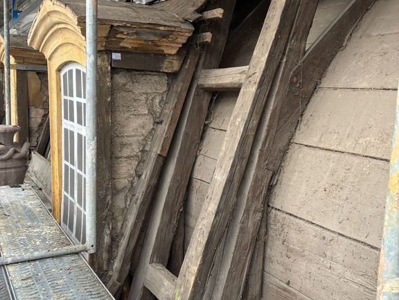 , Dachstuhl mit hölzerner Kuppel des Festsaals und Scheinfenster im Mansarddach, Herbst 2025
