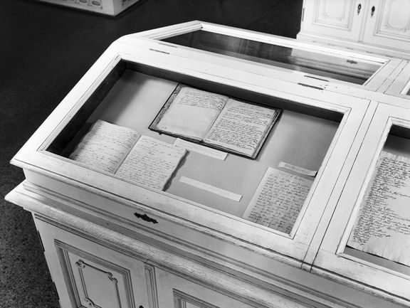 Historische Aufnahme einer Ausstellungsvitrine im Mittelsaal des Goethe- und Schiller-Archivs.