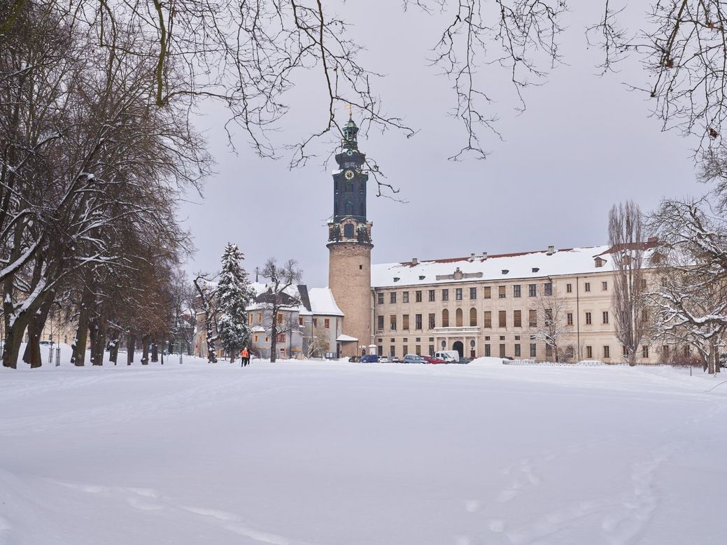 Schneelandschaft mit dem Stadtschloss Weimar im Vordergrund