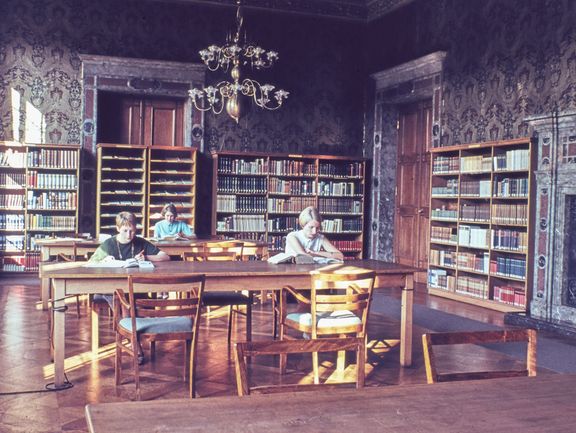 Farb-Dia aus alten Beständen der Fotothek ohne weitere Angaben. Blick in den Lesesaal im Schloss, Kaminzimmer Raum 11.3.05-06