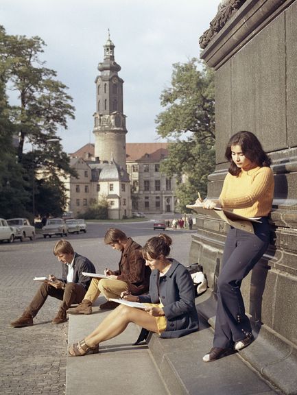 Zitat: "27. September 1971 – Eine trotz großer kulturhistorischer Tradition jung gebliebene Stadt ist Weimar. Der Reporter traf diese Studierende der Hochschule der Architektur und Bauwesen beim Freihandzeichnen. In Hintergrund sieht man das Weimarer Schloss."