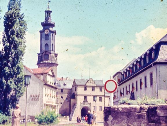 Farb-Dia aus alten Beständen der Fotothek ohne weitere Angaben. Blick von der Marktnordseite auf die Bastille des Weimarer Schlosses.