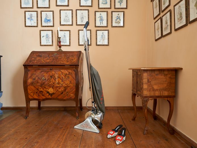 Staubsauger und leopardene Highheels in historischen Räumen