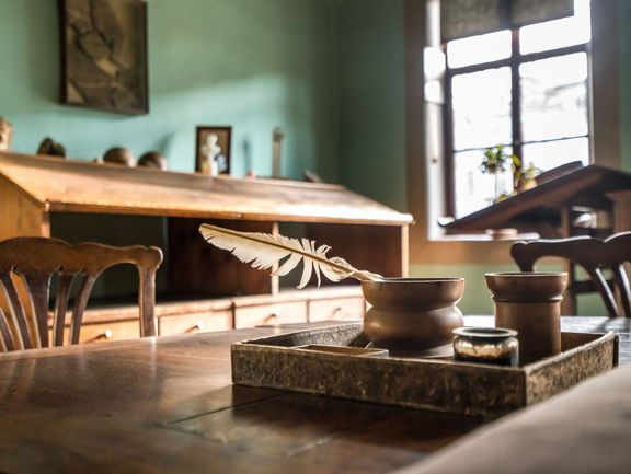 Schreibset auf dem Schreibtisch im Arbeitszimmer