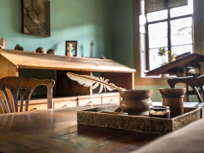 Schreibset auf dem Schreibtisch im Arbeitszimmer